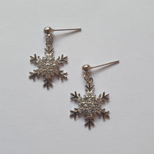Laden Sie das Bild in den Galerie-Viewer, XMAS silber | Schöne 925 Silber Ohrringe mit süßen Weihnachtsanhängern
