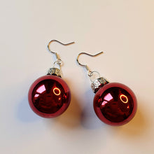 Laden Sie das Bild in den Galerie-Viewer, XMAS | Süße 925 Sterling Silber Ohrringe mit Weihnachtskugeln in verschiedenen Farben
