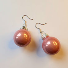 Laden Sie das Bild in den Galerie-Viewer, XMAS | Süße 925 Sterling Silber Ohrringe mit Weihnachtskugeln in verschiedenen Farben
