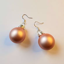 Laden Sie das Bild in den Galerie-Viewer, XMAS | Süße 925 Sterling Silber Ohrringe mit Weihnachtskugeln in verschiedenen Farben
