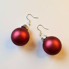 Laden Sie das Bild in den Galerie-Viewer, XMAS | Süße 925 Sterling Silber Ohrringe mit Weihnachtskugeln in verschiedenen Farben
