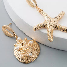 Laden Sie das Bild in den Galerie-Viewer, BEACH BABE | Mismatched Ohrringe gold Seestern und Muschel mit Perlen
