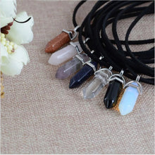 Laden Sie das Bild in den Galerie-Viewer, DIANA | Coole Choker Halskette mit spitzem Hexagon Anhänger aus Halbedelsteinen
