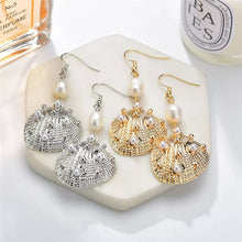 Load image into Gallery viewer, BEACH BABE | Ohrringe gold Hänger Haken Muscheln Perlen weiß beige

