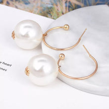 Laden Sie das Bild in den Galerie-Viewer, HUGHETTE | Coole goldene Creolen Ohrringe mit großen beigen Perlen
