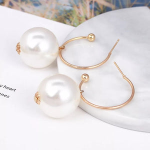 HUGHETTE | Coole goldene Creolen Ohrringe mit großen beigen Perlen