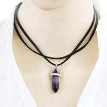Laden Sie das Bild in den Galerie-Viewer, DIANA | Coole Choker Halskette mit spitzem Hexagon Anhänger aus Halbedelsteinen
