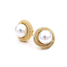 Laden Sie das Bild in den Galerie-Viewer, ALIETTE | Klassisch elegante Ohrstecker gold mit weißen Perlen 
