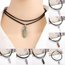 Laden Sie das Bild in den Galerie-Viewer, DIANA | Coole Choker Halskette mit spitzem Hexagon Anhänger aus Halbedelsteinen

