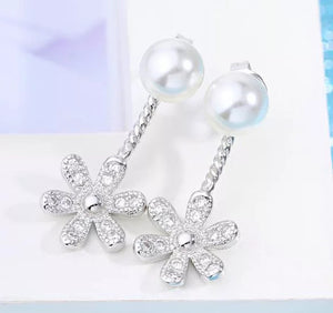 FLEURINE | Süße silberne Blumen Ohrstecker mit Kristallen und weißen Perlen