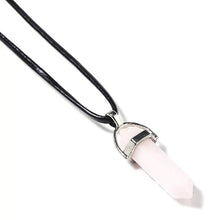 Laden Sie das Bild in den Galerie-Viewer, DIANA | Coole Choker Halskette mit spitzem Hexagon Anhänger aus Halbedelsteinen
