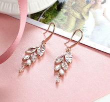Laden Sie das Bild in den Galerie-Viewer, ELOISE | Elegant verspielte Braut Ohrringe in roségold mit Kristallen in Blüten Blattform
