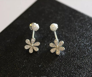 FLEURINE | Süße silberne Blumen Ohrstecker mit Kristallen und weißen Perlen