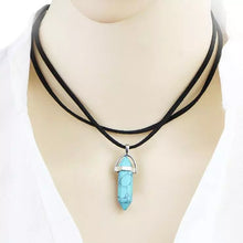 Laden Sie das Bild in den Galerie-Viewer, DIANA | Coole Choker Halskette mit spitzem Hexagon Anhänger aus Halbedelsteinen
