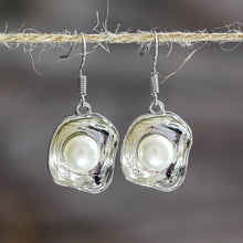 Laden Sie das Bild in den Galerie-Viewer, ALIYAH | Elegante silberfarbene Ohrringe mit beigen Perlen
