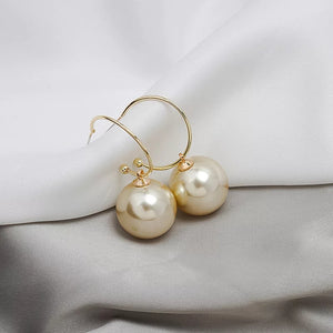 HUGHETTE | Coole goldene Creolen Ohrringe mit großen beigen Perlen
