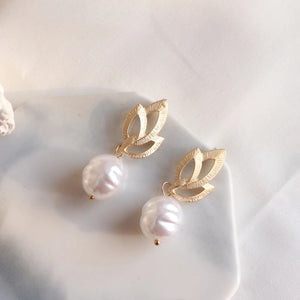 LEONIE | Schöne goldfarbene Blumen Muster Ohrringe Ohrhänger mit crémeweißen Perlen