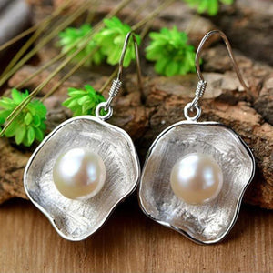 ALIYAH | Elegante silberfarbene Ohrringe mit beigen Perlen