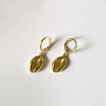 Laden Sie das Bild in den Galerie-Viewer, BEACH BABE | Ohrringe gold Muscheln klein
