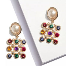Load image into Gallery viewer, NOVALIE | Edle goldfarbene Party Statement Ohrringe mit crémeweißen Perlen und bunten Kristallen
