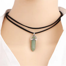 Laden Sie das Bild in den Galerie-Viewer, DIANA | Coole Choker Halskette mit spitzem Hexagon Anhänger aus Halbedelsteinen
