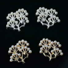 Load image into Gallery viewer, FOSETTE | Süße silberne Ohrstecker ist Astform mit kleinen weißen Perlen 
