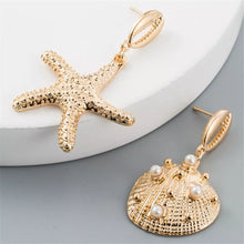 Laden Sie das Bild in den Galerie-Viewer, BEACH BABE | Mismatched Ohrringe gold Seestern und Muschel mit Perlen
