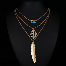 Laden Sie das Bild in den Galerie-Viewer, DIXIE | Goldfarbene Halskette mit Feder und Blatt Anhängern und süßen kleinen türkise Perlen
