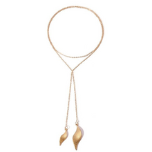 Laden Sie das Bild in den Galerie-Viewer, GABRIELLA | Schöne goldfarbene minimal Halskette mit süßen Blättern
