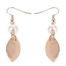 Laden Sie das Bild in den Galerie-Viewer, SYLVANA | Goldfarbene Boho Ohrringe mit Blättern und weißen Perlen 
