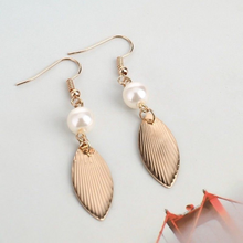 Laden Sie das Bild in den Galerie-Viewer, SYLVANA | Goldfarbene Boho Ohrringe mit Blättern und weißen Perlen 
