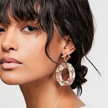 Load image into Gallery viewer, ARYA SMALL | Coole ovale Statement Acryl Ohrringe mit beige marmoriertem Muster im Retro Boho Look

