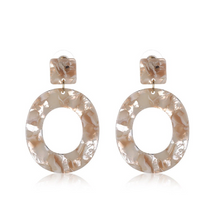 Load image into Gallery viewer, ARYA SMALL | Coole ovale Statement Acryl Ohrringe mit beige marmoriertem Muster im Retro Boho Look
