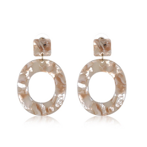 ARYA SMALL | Coole ovale Statement Acryl Ohrringe mit beige marmoriertem Muster im Retro Boho Look
