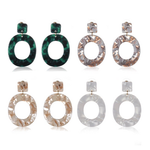 ARYA SMALL | Coole ovale Statement Acryl Ohrringe mit beige marmoriertem Muster im Retro Boho Look