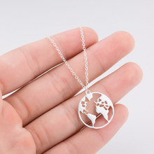 Laden Sie das Bild in den Galerie-Viewer, COLUMBUS | Schöne silberfarbene Halskette Collier mit Weltkugel Anhänger 

