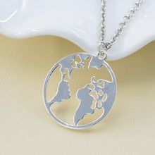 Laden Sie das Bild in den Galerie-Viewer, COLUMBUS | Schöne silberfarbene Halskette Collier mit Weltkugel Anhänger 
