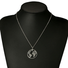 Laden Sie das Bild in den Galerie-Viewer, COLUMBUS | Schöne silberfarbene Halskette Collier mit Weltkugel Anhänger 
