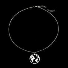 Laden Sie das Bild in den Galerie-Viewer, COLUMBUS | Schöne silberfarbene Halskette Collier mit Weltkugel Anhänger 
