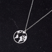 Laden Sie das Bild in den Galerie-Viewer, COLUMBUS | Schöne silberfarbene Halskette Collier mit Weltkugel Anhänger 
