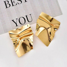 Laden Sie das Bild in den Galerie-Viewer, STRAIGHT EDGE | Coole goldfarbene Statement Ohrringe im Silk Look
