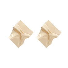 Laden Sie das Bild in den Galerie-Viewer, STRAIGHT EDGE | Coole goldfarbene Statement Ohrringe im Silk Look
