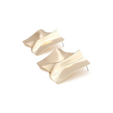 Laden Sie das Bild in den Galerie-Viewer, STRAIGHT EDGE | Coole goldfarbene Statement Ohrringe im Silk Look
