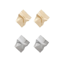 Laden Sie das Bild in den Galerie-Viewer, STRAIGHT EDGE | Coole goldfarbene Statement Ohrringe im Silk Look
