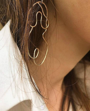 Laden Sie das Bild in den Galerie-Viewer, RUBENS | Kunstvolle Frauen Figur Ohrringe in silber
