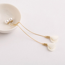 Load image into Gallery viewer, ROSE | Süße goldfarbene Einfädler Ohrringe mit Blüten und Perlen
