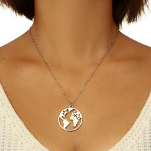 Laden Sie das Bild in den Galerie-Viewer, COLUMBUS | Schöne Halskette Collier mit Weltkugel Anhänger in gold
