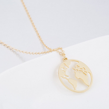 Laden Sie das Bild in den Galerie-Viewer, COLUMBUS | Schöne Halskette Collier mit Weltkugel Anhänger in gold
