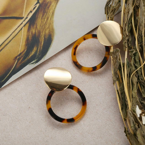 OPRAH | Elegante Acryl Harz Kreis Ohrringe in braunem Leopardenmuster