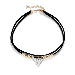 AQUILA | Süßer schwarzer Choker mit goldenen Perlen und weißem Marmor Anhänger Dreieck

 